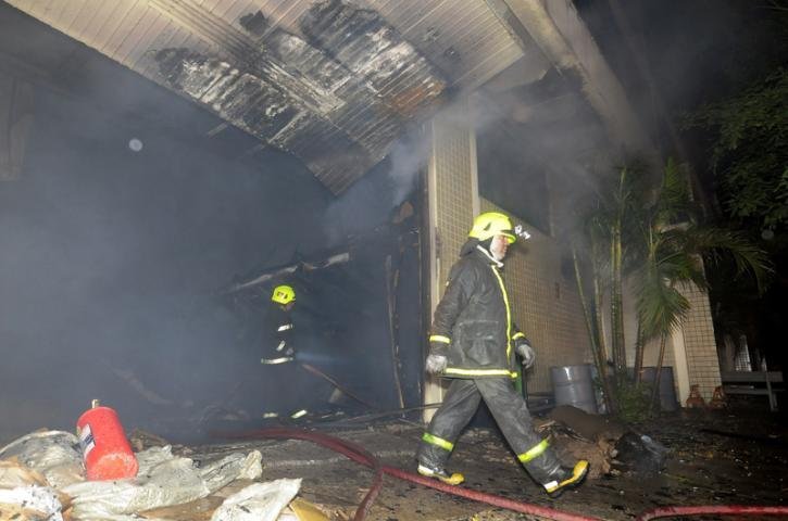 Inc&ecirc;ndio atinge f&aacute;brica na zona Norte de Porto Alegre
