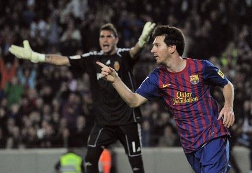 Messi comemora ap&oacute;s marcar em vit&oacute;ria do Barcelona