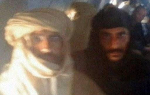 Imagem mostra filho de Kadhafi (&agrave; esquerda) detido na L&iacute;bia 