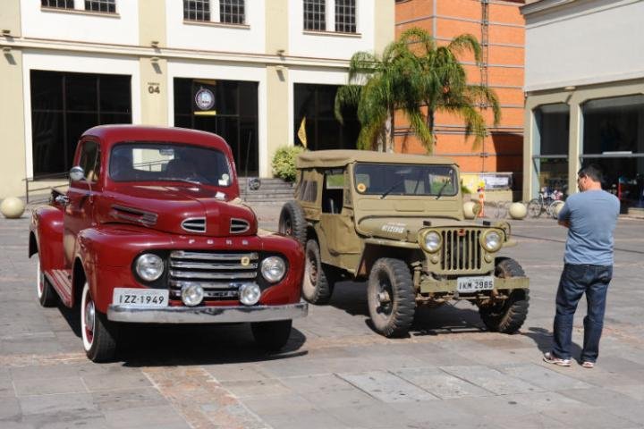 Visitantes registraram a beleza dos carros tirando fotos