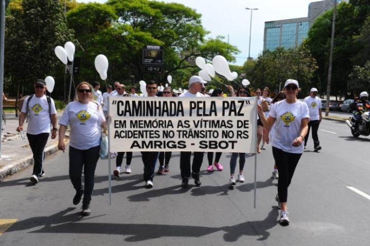 Manifestantes pediram paz e realizaram uma caminhada entre o Parc&atilde;o e a Reden&ccedil;&atilde;o