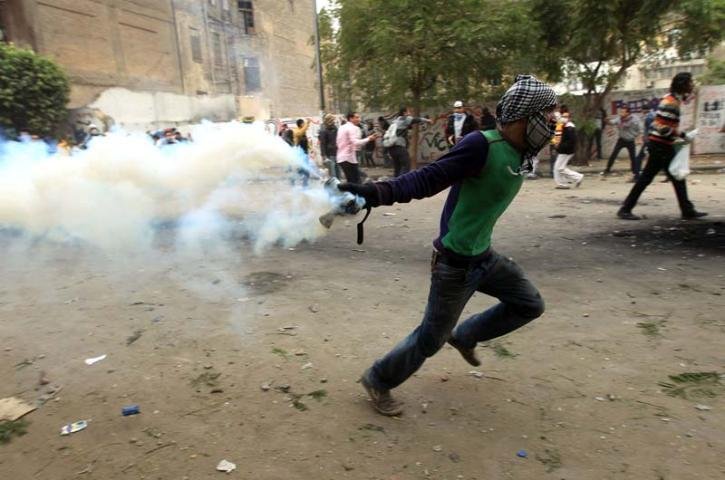 Pol&iacute;cia de choque usou g&aacute;s lacrimog&ecirc;nio para dispersar manifestantes