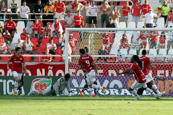 No sufoco, Inter vence o Botafogo e continua na briga pela Libertadores