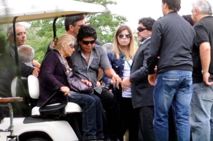 Maradona d&aacute; adeus a sua m&atilde;e em enterro na Argentina