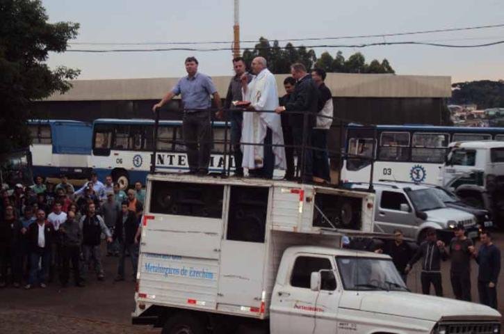 Metal&uacute;rgicos protestam contra morte de trabalhador em Erechim