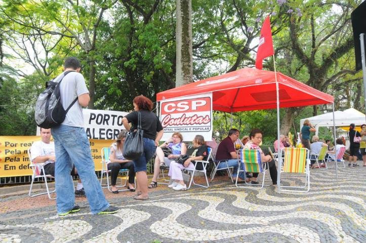 Manifestantes acampam em frente ao Pal&aacute;cio Piratini
