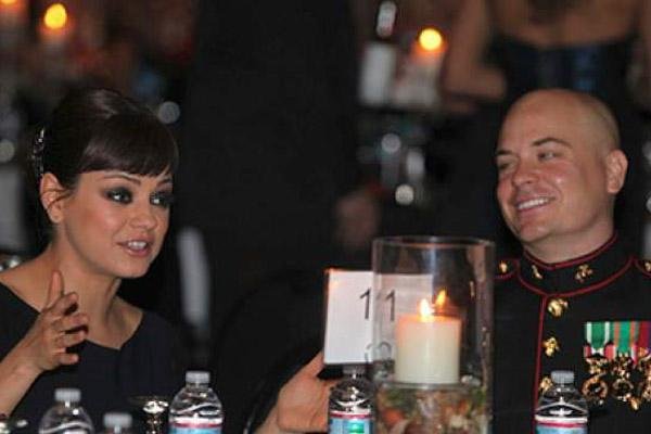 Mila Kunis cumpre promessa e encontra &acute;marine` americano em baile