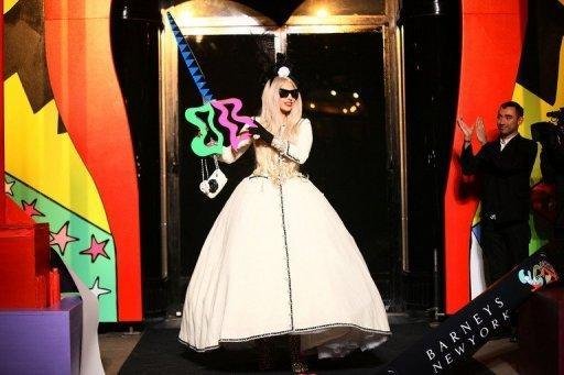 Lady Gaga vira decora&ccedil;&atilde;o especial de Natal em loja de Nova Iorque