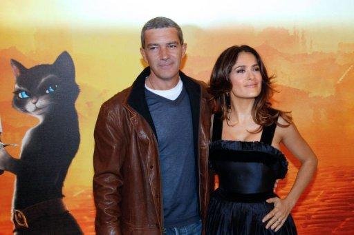 Banderas e Salma Hayek comentam dublagem hisp&acirc;nica de &acute;Gato de Botas`