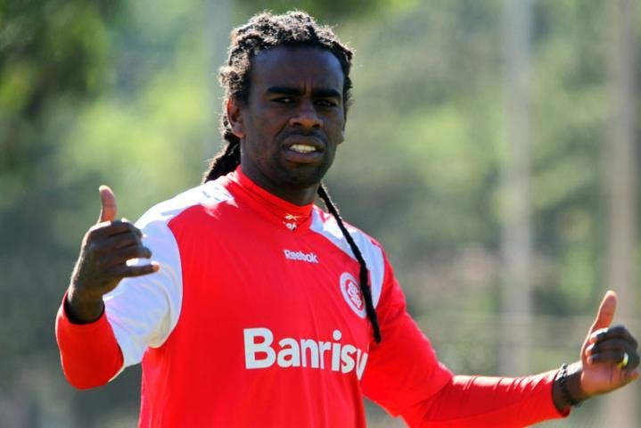 Novamente titular do Inter, Tinga ainda n&atilde;o pensa em Gre-Nal