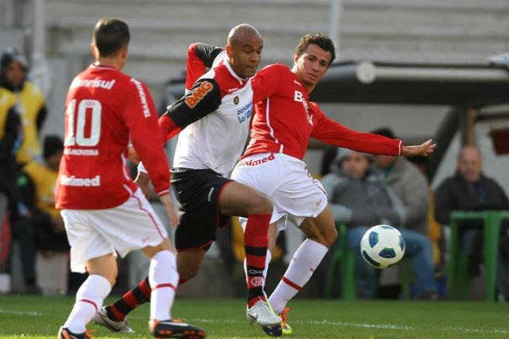 Alex Silva (no centro) valorizou a briga por uma vaga na Libertadores de 2012