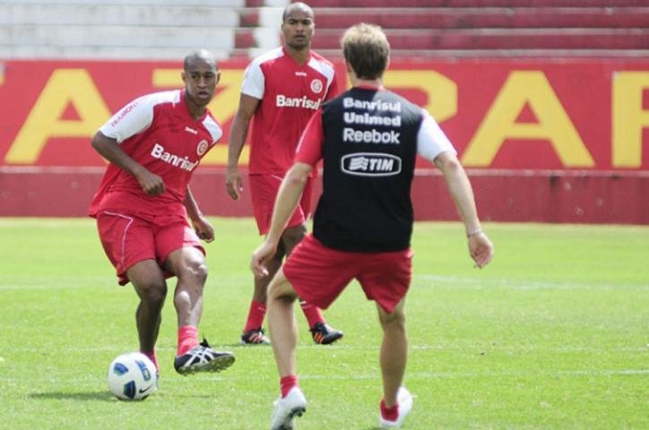 Fabr&iacute;cio &eacute; escalado no lugar de Kleber em treino do Inter