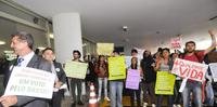 Estudantes protestaram em frente ao Congresso contra o projeto