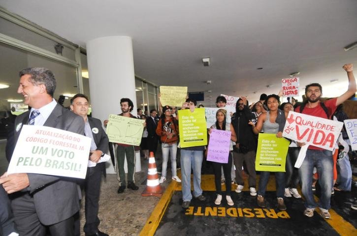 Estudantes protestaram em frente ao Congresso contra o projeto