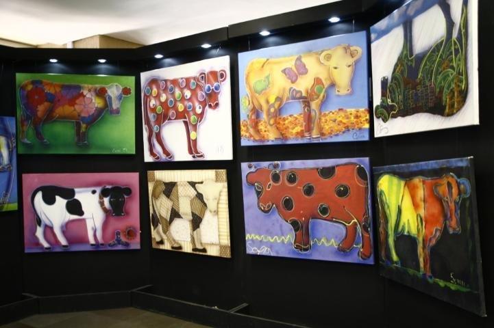 Artistas ga&uacute;chos exp&otilde;em trabalhos inspirados na Cowparade
