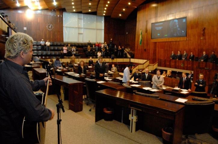 O cantor Rafael Malenotti cantou homenagem ao Chic&atilde;o Gorski na Assembleia Legislativa