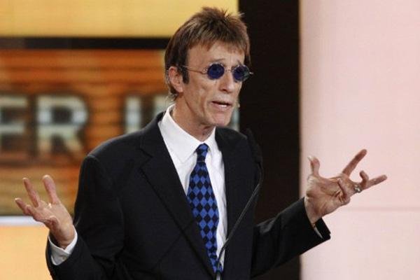 Robin Gibb cancelou shows e precisou ser internado &agrave;s pressas em outubro