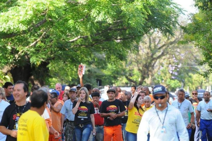 Funcion&aacute;rios do Dmae fazem manifesta&ccedil;&atilde;o na Capital 