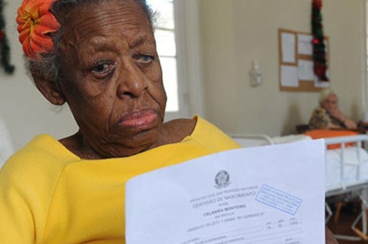 Mulher de 111 anos recebe certid&atilde;o de nascimento