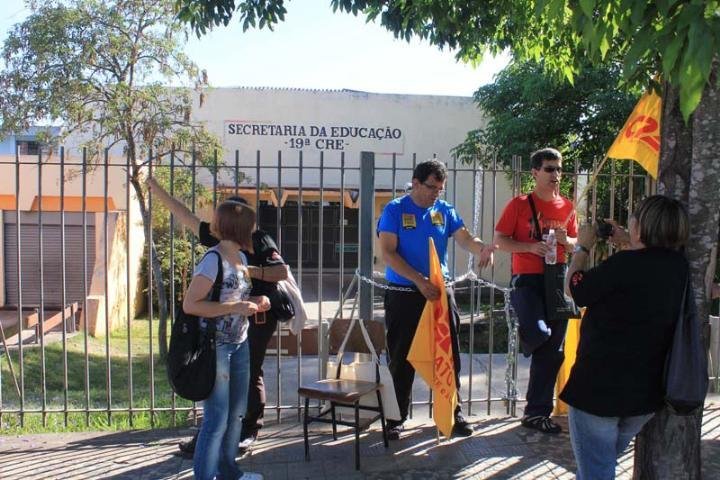 Cerca de 60 servidores se concentraram no local em apoio &agrave; manifesta&ccedil;&atilde;o
