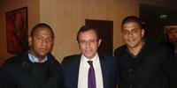 Vinícius Prates (D) postou uma foto com o presidente do Barcelona, Sandro Rosell (C)