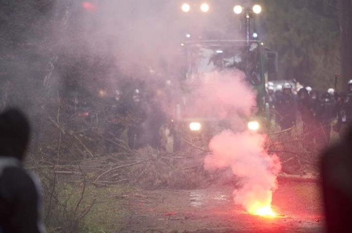 Policiais retiraram manifestantes que se jogaram no caminho do trem