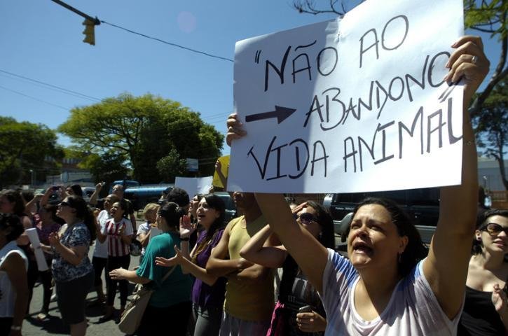 Dezenas de pessoas protestam contra supostos maus-tratos a animais na Capital
