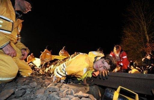 Pol&iacute;cia alem&atilde; libera ferrovia para passagem de trem com res&iacute;duos radioativos