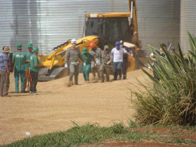 No local, havia o equivalente a 50 mil sacas de gr&atilde;os. Na sede, trabalham 40 funcion&aacute;rios