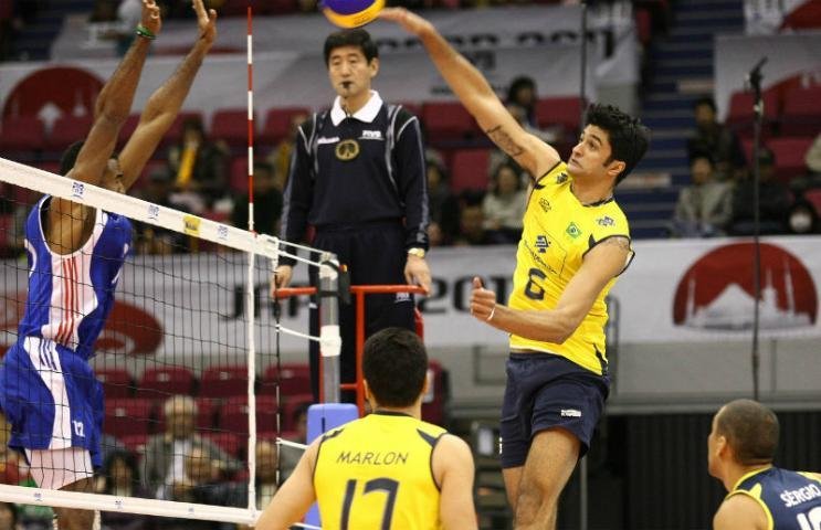 Sele&ccedil;&atilde;o brasileira masculina de v&ocirc;lei saiu na frente, mas sofreu a virada na partida