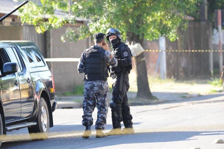 Pol&iacute;cia cerca local e negocia com aposentado da Aeron&aacute;utica 