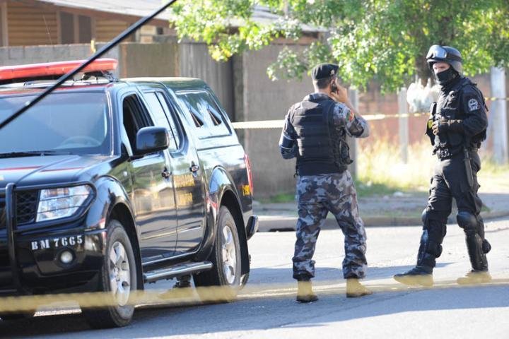 Desde as 3h desta segunda-feira, o tenente aposentado da Aeron&aacute;utica est&aacute; trancado em seu apartamento