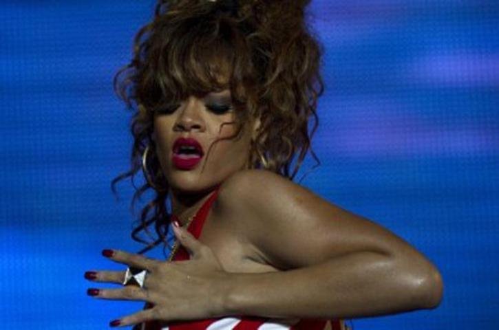 Beyonce convence Rihanna a fazer show ap&oacute;s crise de stress