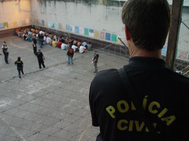 Presos foram colocados no p&aacute;tio