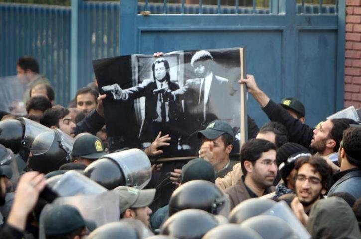 Manifestantes protestam na representa&ccedil;&atilde;o brit&acirc;nica na capital iraniana