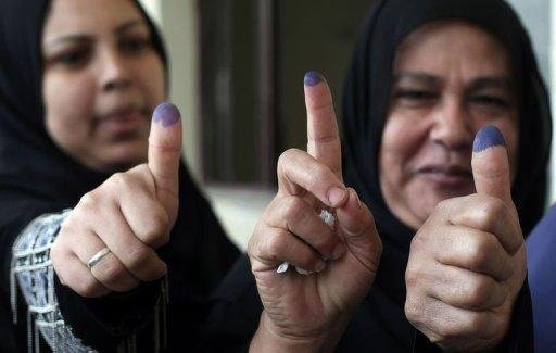 Mulheres exibem os dedos sujos de tinta ap&oacute;s votarem nas legislativas eg&iacute;pcias, no Cairo 