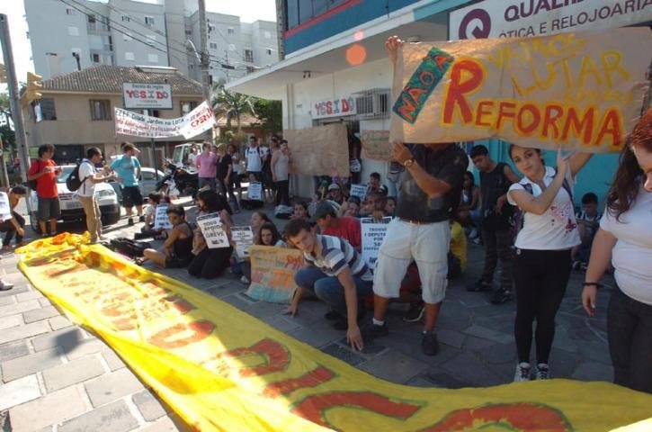 Professores e estudantes bloqueiam avenida da Capital