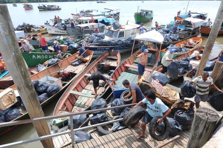 Mais de 13 toneladas de lixo s&atilde;o retiradas do Gua&iacute;ba