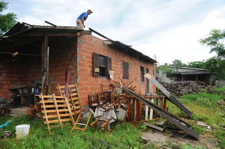 Casas foram destelhadas durante o temporal desta quarta-feira