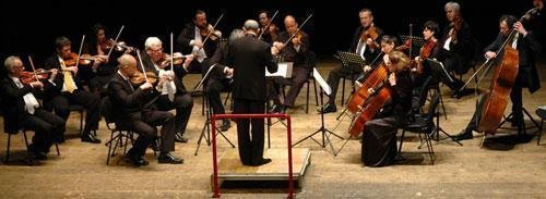 Orquestra tem reg&ecirc;ncia do violinista e maestro Rista Savic