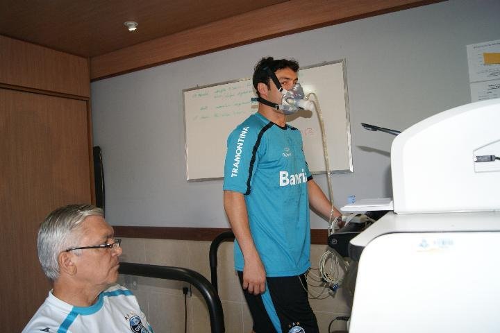 Kl&eacute;ber correu na esteira durante avalia&ccedil;&atilde;o