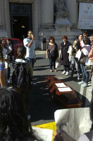 Estudantes levam caix&atilde;o para a frente do Pal&aacute;cio