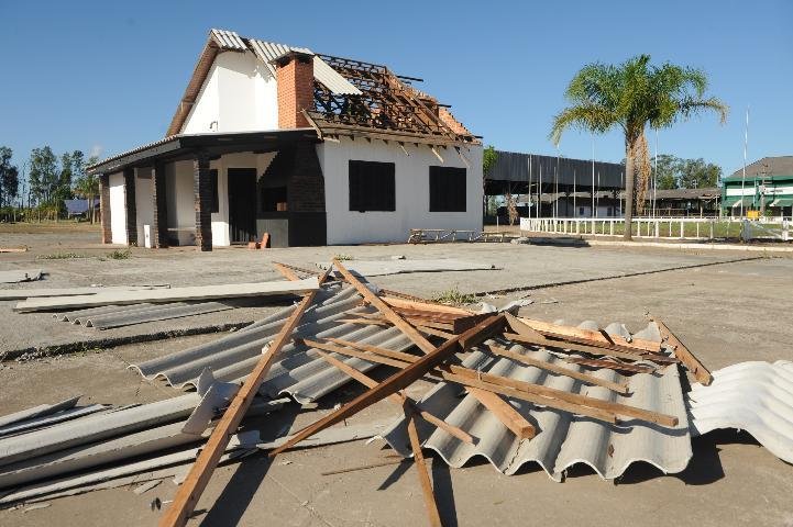 Em Esteio, casas foram destelhadas por causa do temporal