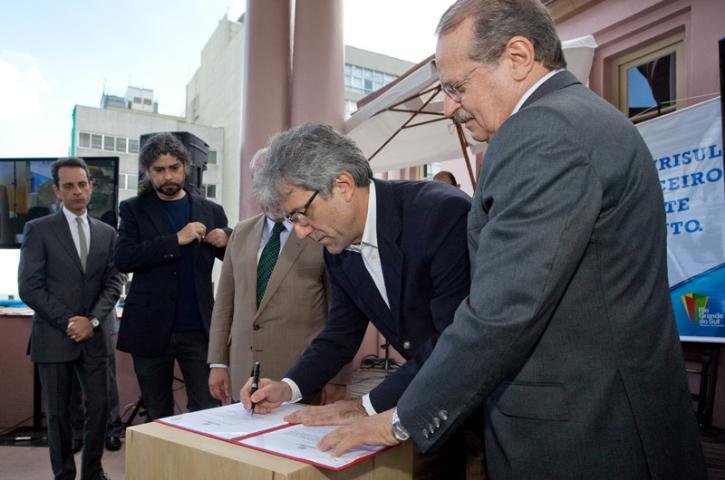 Presidente do Banrisul, T&uacute;lio Zamin (E), assinou documento com o governador Tarso Genro (D)