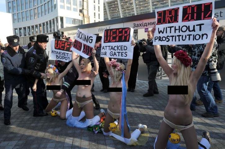 Pol&iacute;cia retira ucranianas que protestam contra a prostitui&ccedil;&atilde;o
