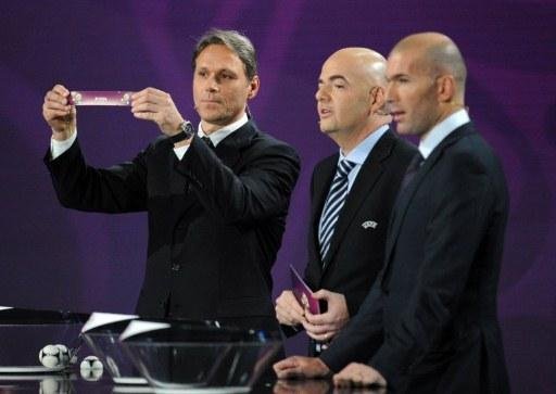 Van Basten (E) e Zidane (D) participaram do sorteio da Eurocopa 2012