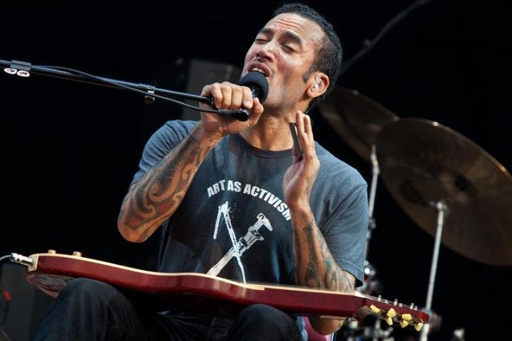 Cantor, compositor e virtuose da guitarra mostra principalmente as can&ccedil;&otilde;es do novo disco