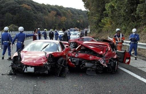 Colis&atilde;o envolveu oito Ferraris, tr&ecirc;s Mercedes-Benz e uma Lamborghini 