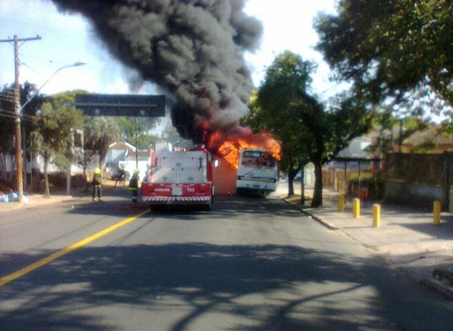 Chamas tomaram conta do &ocirc;nibus