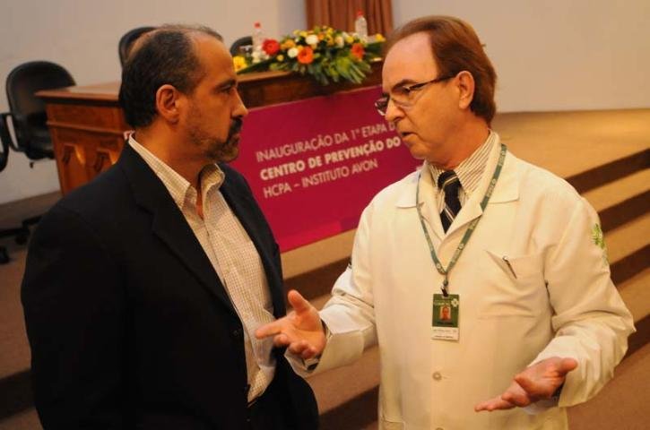 Presidente da Avon Brasil, Luis Felipe Miranda, e chefe do Servi&ccedil;o de Mastologia do Cl&iacute;nicas, Jorge Biazus